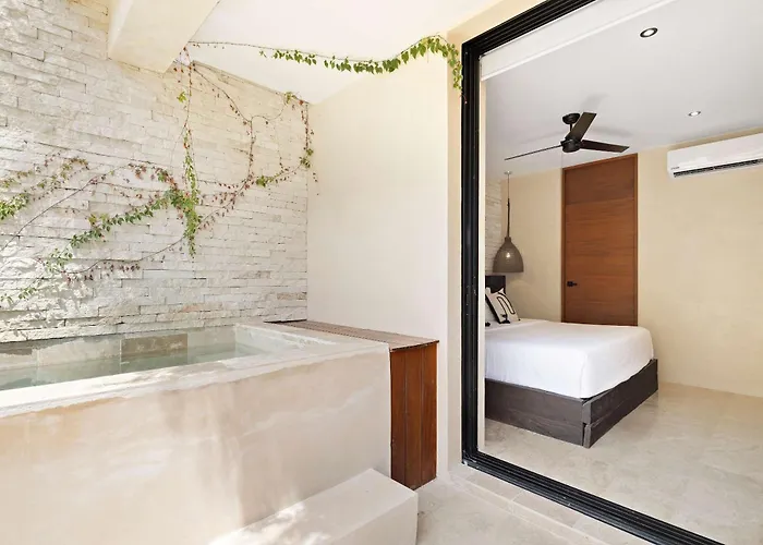 5 Stars Luxury Retreat Rooftop Pool Whirlpool Tub Apartment